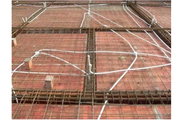 怎么从图纸中知道水电安装是明装或者暗装？